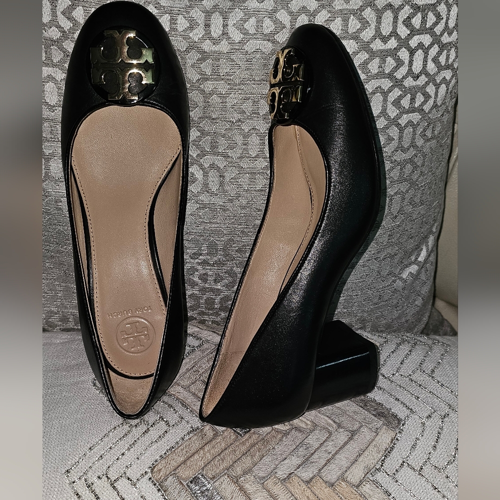 Tory burch logo black leather pump